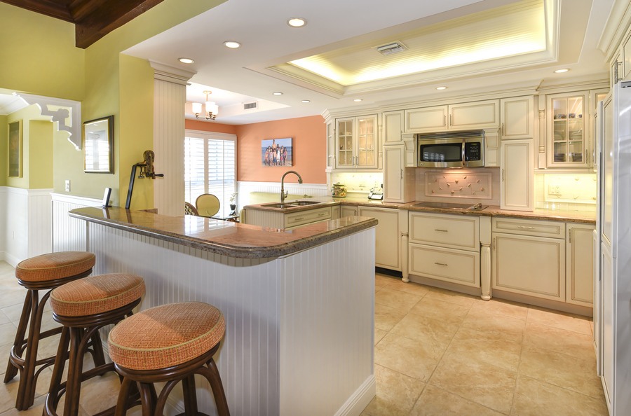 Kitchen and Breakfast Bar